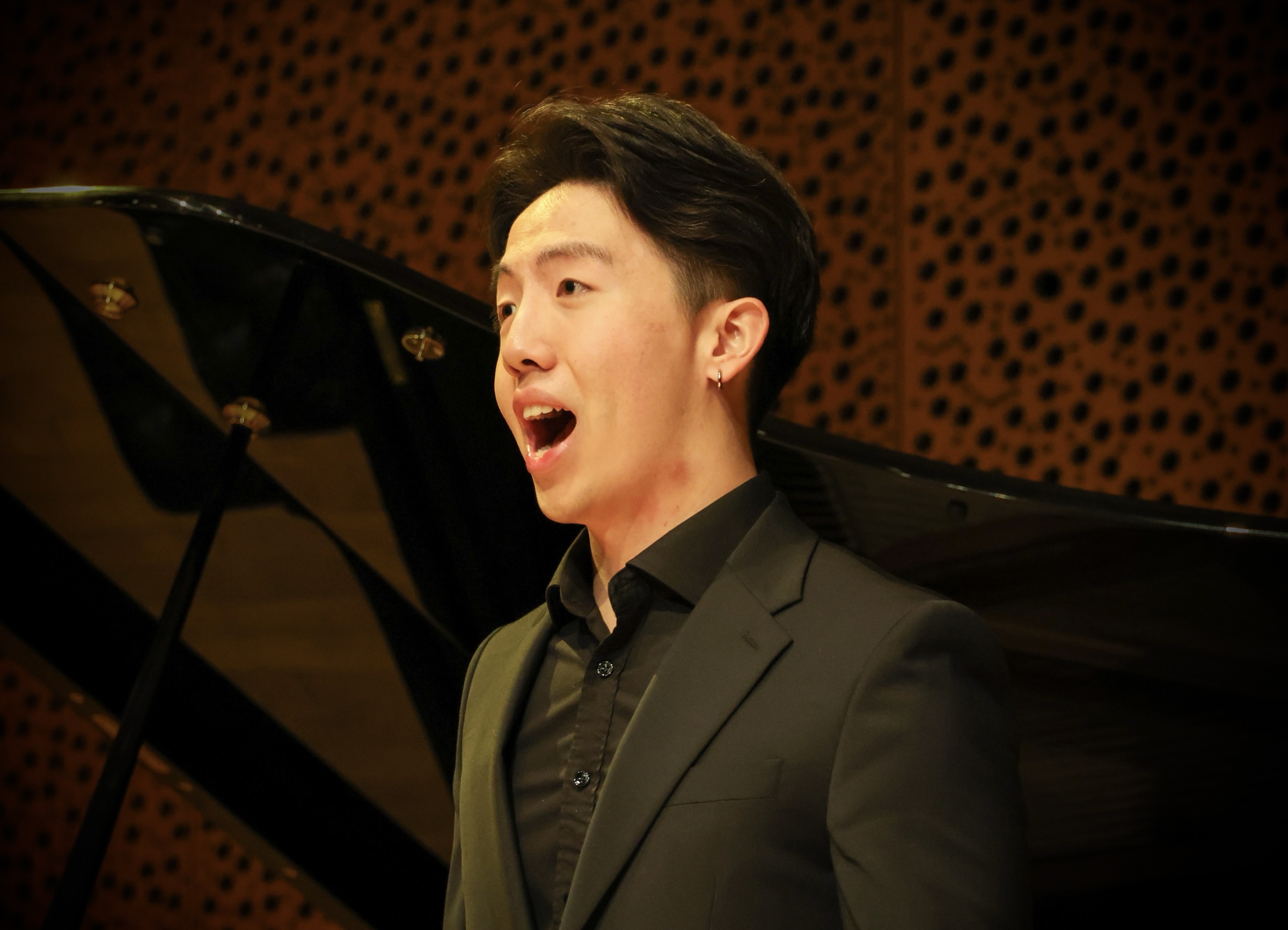 Ziqi Fang performing